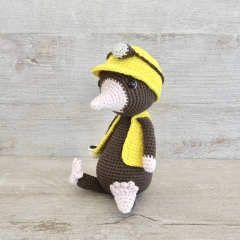 The geologist mole amigurumi pattern by Tejidos con alma