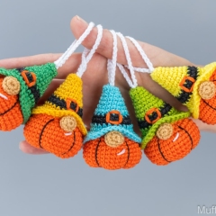 Pumpkin gnome keychain amigurumi by Mufficorn