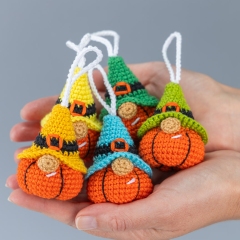 Pumpkin gnome keychain amigurumi pattern by Mufficorn