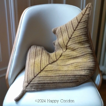 Dead leaf cushion amigurumi pattern by Happy Coridon