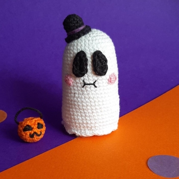 Boo-Boo Ghost amigurumi pattern by Yum Yarn