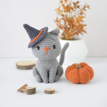 Halloween Cat with Pumpkin amigurumi pattern by Elisas Crochet