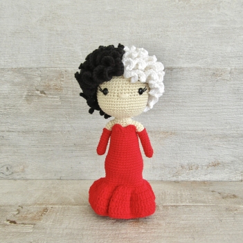 Cruella in red amigurumi pattern by Tejidos con alma