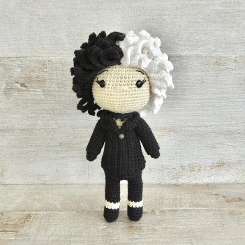 Cruella in black amigurumi pattern by Tejidos con alma