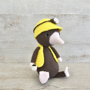 The geologist mole amigurumi pattern by Tejidos con alma