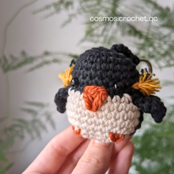 Pebble the rockhopper penguin amigurumi pattern by Cosmos.crochet.qc