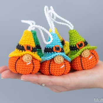 Pumpkin gnome keychain amigurumi pattern by Mufficorn