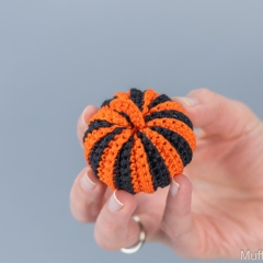 Stripy pumpkin amigurumi by Mufficorn