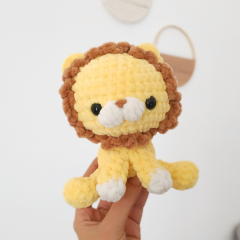 No-Sew Sitting lion amigurumi pattern by Hugurumitoys