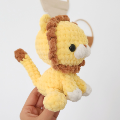 No-Sew Sitting lion amigurumi by Hugurumitoys