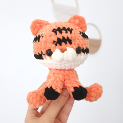 No-sew Sitting Tiger amigurumi pattern by Hugurumitoys