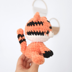 No-sew Sitting Tiger amigurumi by Hugurumitoys