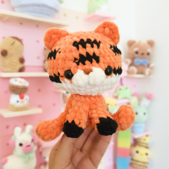 No-sew Sitting Tiger amigurumi pattern by Hugurumitoys