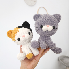 No-sew Sitting cat amigurumi pattern by Hugurumitoys