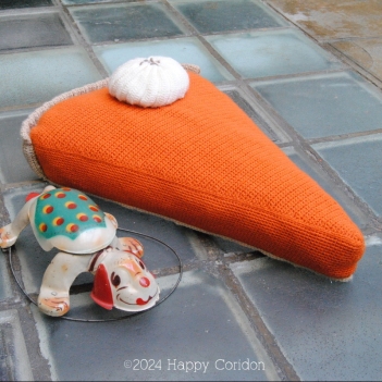 Pumpkin pie cushion amigurumi pattern by Happy Coridon