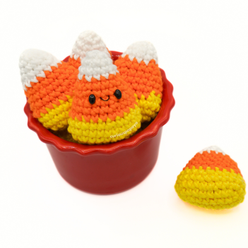 Candy Corn amigurumi pattern by Curiouspapaya