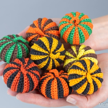 Stripy pumpkin amigurumi pattern by Mufficorn