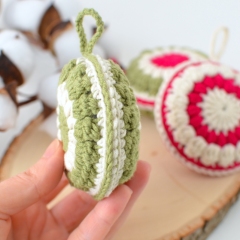 Festive Hanging Ornament amigurumi pattern by Elisas Crochet