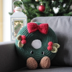 Christmas Wreath Pillow amigurumi pattern by Crocheniacs