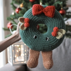 Christmas Wreath Pillow amigurumi by Crocheniacs