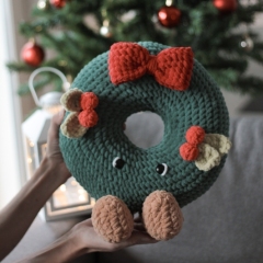 Christmas Wreath Pillow amigurumi pattern by Crocheniacs