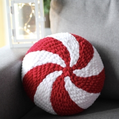 Peppermint Pillow amigurumi by Crocheniacs