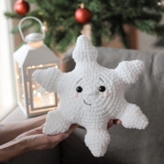 Snowflake Pillow amigurumi pattern by Crocheniacs