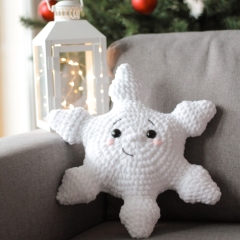 Snowflake Pillow amigurumi by Crocheniacs