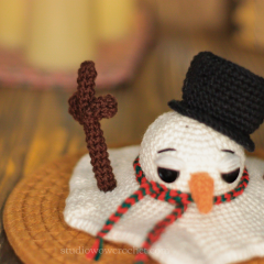 Melting Snowman amigurumi by Mariia Zhyrakova