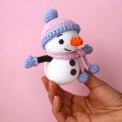 Olie the snowman amigurumi pattern by Amigurumi with Eli