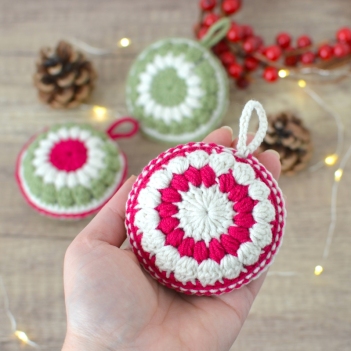 Festive Hanging Ornament amigurumi pattern by Elisas Crochet