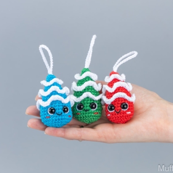 Christmas tree ornament amigurumi pattern by Mufficorn