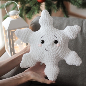 Snowflake Pillow amigurumi pattern by Crocheniacs