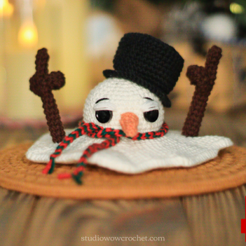 Melting Snowman amigurumi pattern by Mariia Zhyrakova