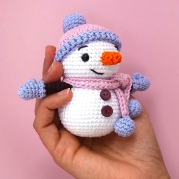 Olie the snowman amigurumi pattern by Amigurumi with Eli