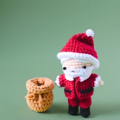 Dress up Dolls Christmas edition amigurumi pattern by The Wandering Deer