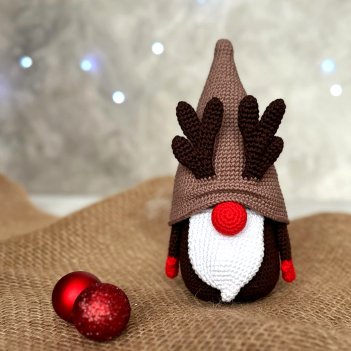 Gnome Rudolph amigurumi pattern by Mommy Patterns