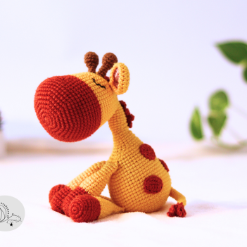 Crochet giraffe amigurumi pattern by yarnacadabra