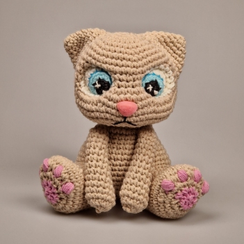 Big Eyed Kitten amigurumi pattern by StuffTheBody