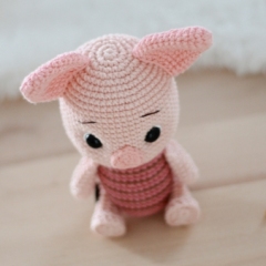 Piglet amigurumi pattern by Crocheniacs