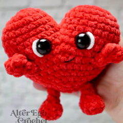 Holly the Heart - Valentine's Day amigurumi by Alter Ego Crochet