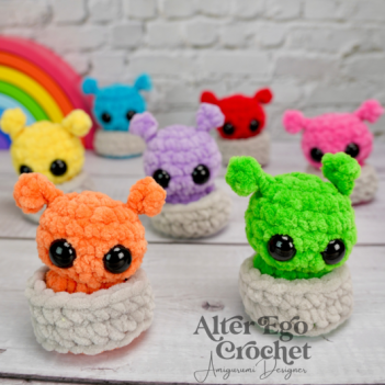 NO SEW Alien in UFO amigurumi pattern by Alter Ego Crochet