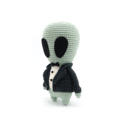 Alien inTuxedo amigurumi by RoKiKi