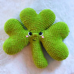 No Sew Shamrock  amigurumi pattern by Crocheniacs