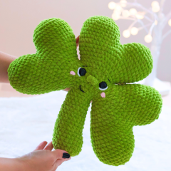 No Sew Shamrock  amigurumi by Crocheniacs