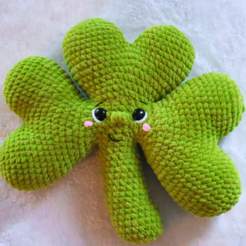 No Sew Shamrock  amigurumi pattern by Crocheniacs