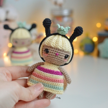 Honey the bee queen amigurumi pattern by O Recuncho de Jei