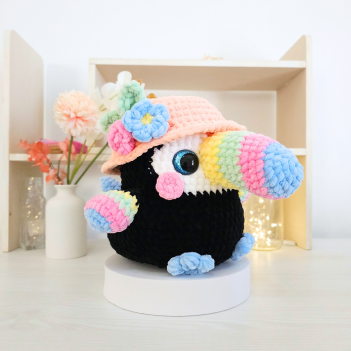 Rainbow Toucan amigurumi pattern by Hugurumitoys