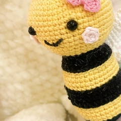 Will and Lou, Unicorn and Bee amigurumi by Conmismanoss
