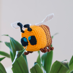 Square Bee amigurumi pattern by Crocheniacs